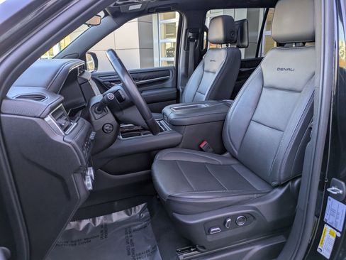 Used 2021 GMC Yukon Denali w/ Denali Premium Package image 27
