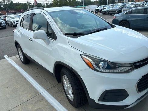 Used 2017 Chevrolet Trax LT w/ LT Convenience Package FWD image 1