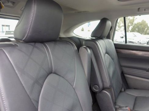 Used 2024 Toyota Highlander XLE image 13