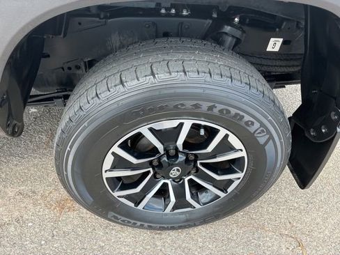 Used 2021 Toyota Tacoma TRD Sport w/ Technology Package image 12