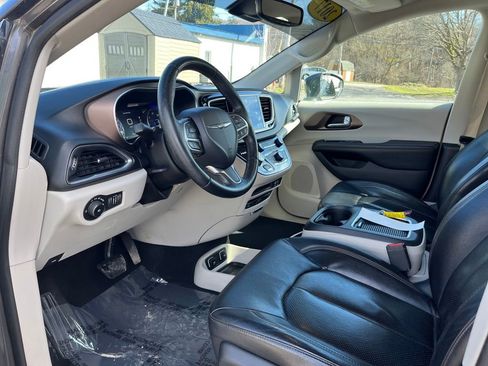 Used 2017 Chrysler Pacifica Touring-L Plus w/ Advanced Safetytec Group FWD image 14