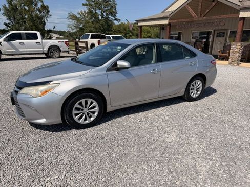 Used 2017 Toyota Camry LE FWD image 5