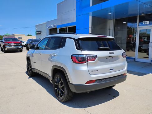 Used 2025 Jeep Compass Latitude w/ Convenience Group AWD/4WD image 9