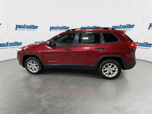 Used 2016 Jeep Cherokee Sport image 7