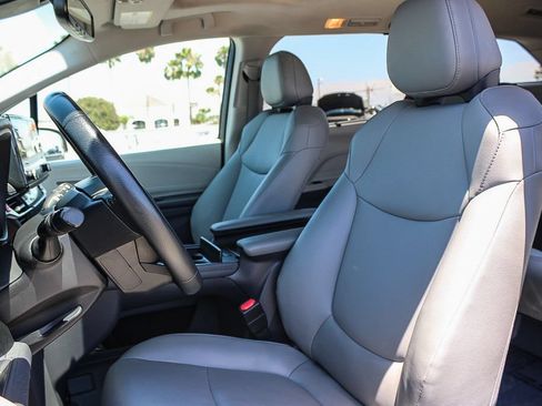 Used 2021 Toyota Sienna XLE w/ XLE Plus Package FWD image 17