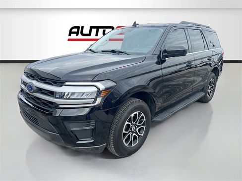 Used 2023 Ford Expedition XLT image 3