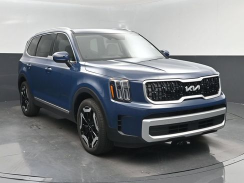 Certified 2024 Kia Telluride EX w/ EX Captain's Chair Package FWD image 8