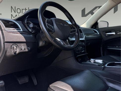 Used 2022 Chrysler 300 Touring L w/ Comfort Group image 8