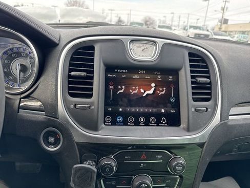 Used 2022 Chrysler 300 Touring w/ Sport Appearance Package image 10