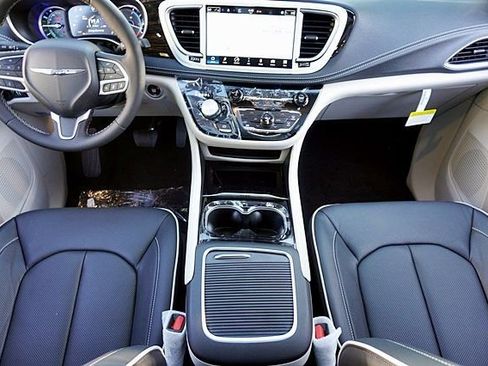 New 2023 Chrysler Pacifica Limited image 29