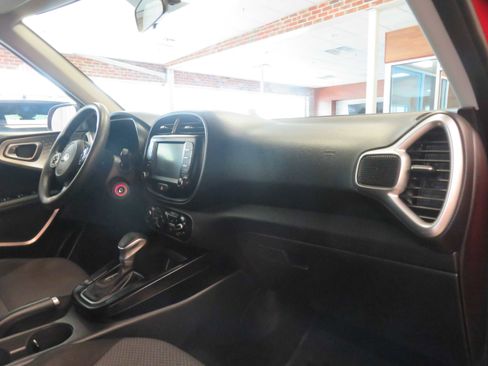 Used 2020 Kia Soul LX image 26