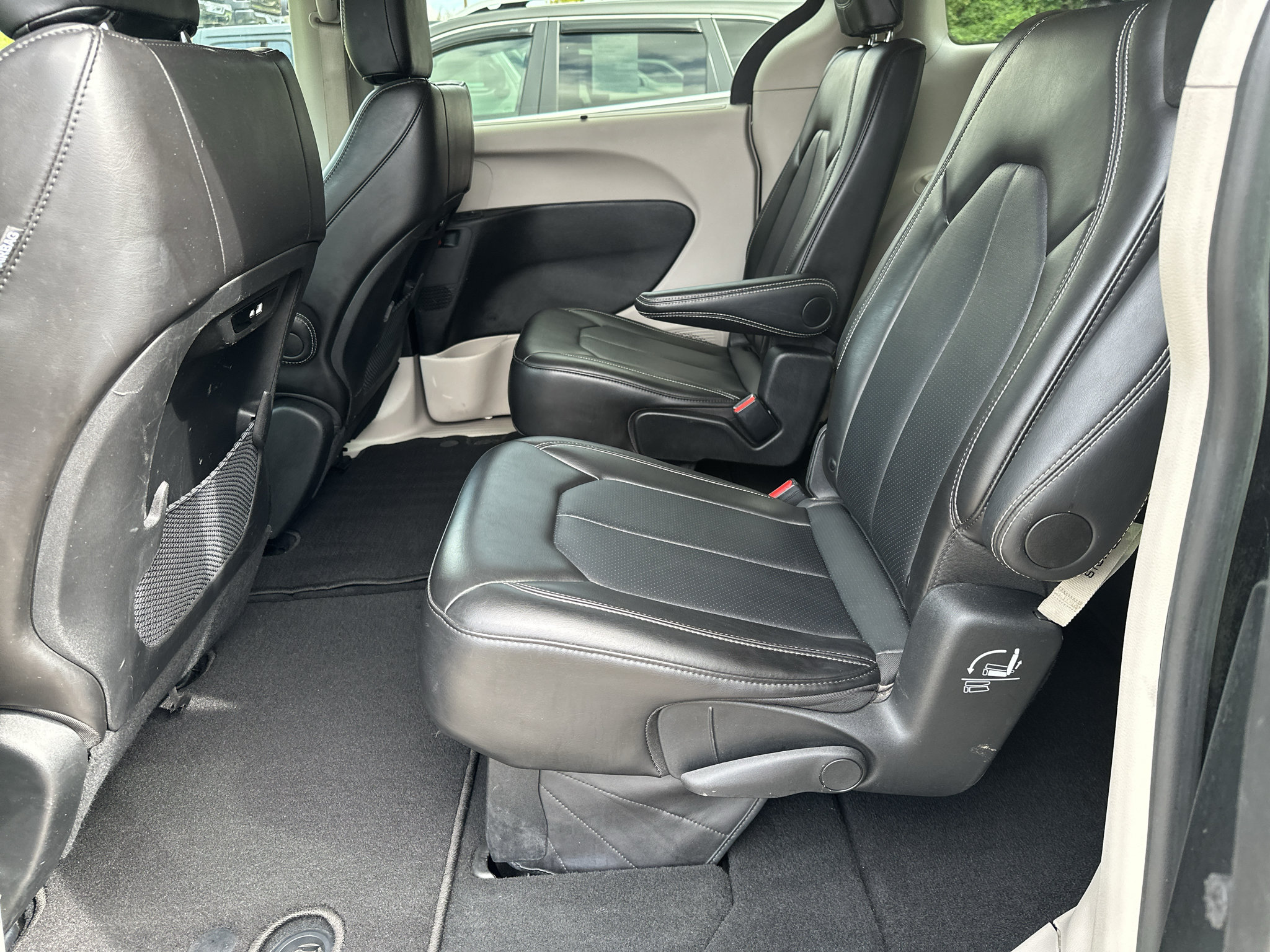 Used 2024 Chrysler Pacifica Touring-L FWD image 21