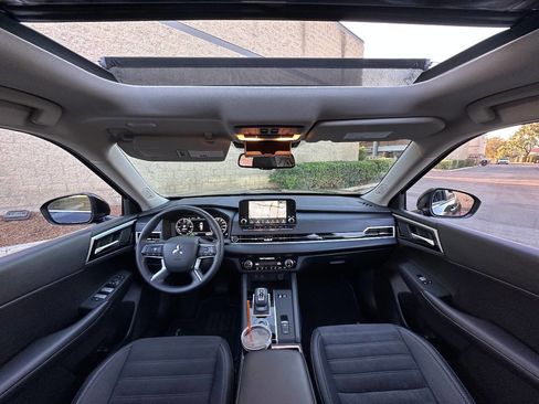 Used 2023 Mitsubishi Outlander SE image 2