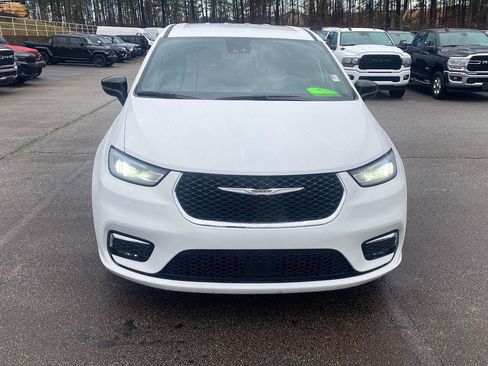 Certified 2025 Chrysler Pacifica Select image 3