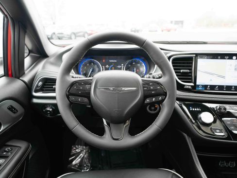 Used 2025 Chrysler Pacifica Limited FWD image 21