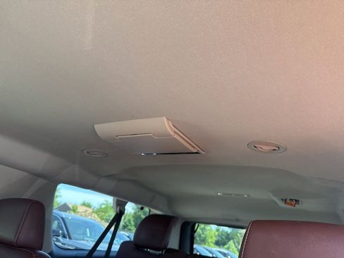 Used 2018 Chevrolet Suburban Premier AWD/4WD image 24