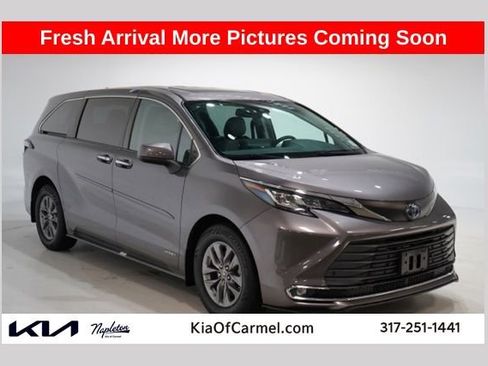 Used 2021 Toyota Sienna XLE image 1