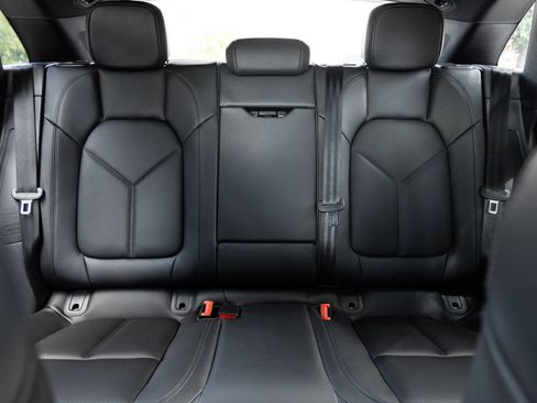 Certified 2026 Porsche Macan AWD/4WD image 28
