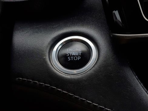 Used 2021 Toyota Highlander LE FWD image 30