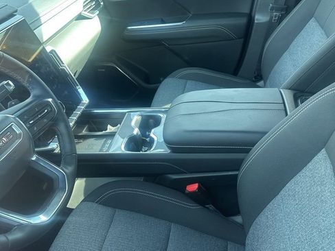 Used 2025 GMC Acadia Elevation image 9