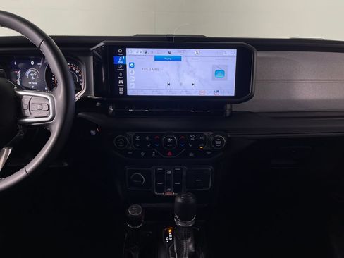 Used 2025 Jeep Wrangler Unlimited Sahara AWD/4WD image 15
