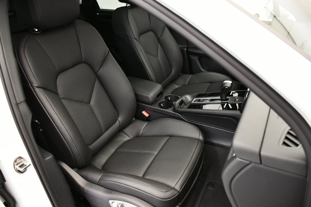 Certified 2026 Porsche Macan Turbo AWD/4WD image 50