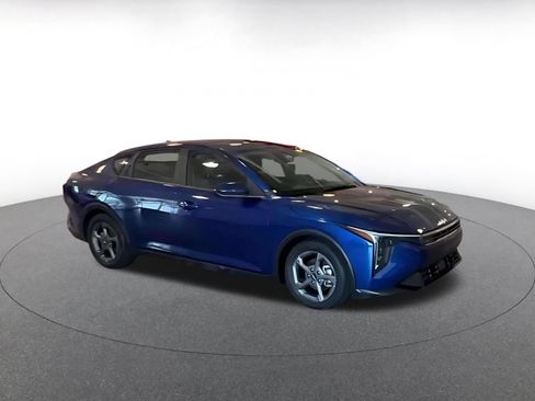 Used 2025 Kia K4 FWD image 2