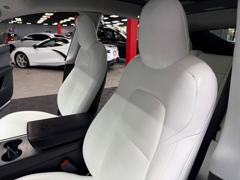 Used 2022 Tesla Model Y Long Range AWD/4WD image 32
