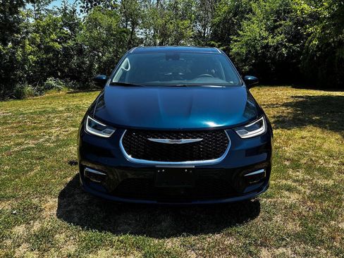 Used 2023 Chrysler Pacifica Touring-L FWD image 4