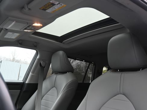 Used 2023 Toyota Highlander XLE image 18