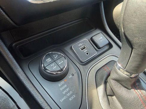 Used 2022 Jeep Cherokee Trailhawk w/ Premium Leather Package AWD/4WD image 26