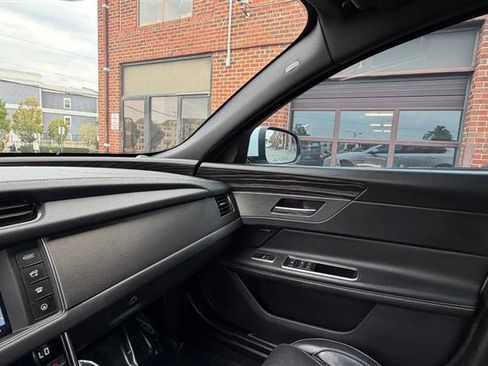 Used 2016 Jaguar XF S RWD image 40