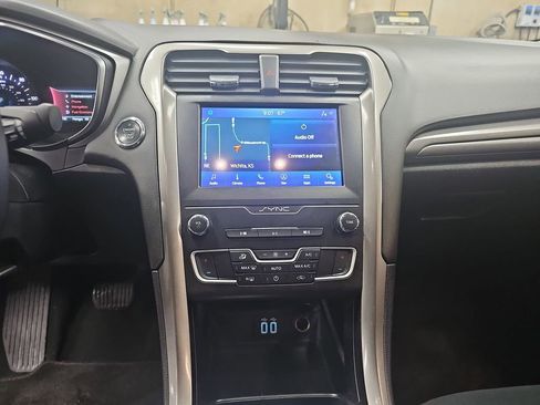 Used 2020 Ford Fusion SE FWD image 19
