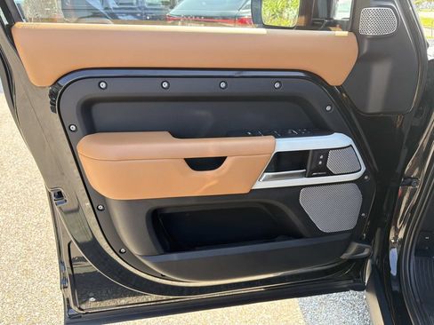 Used 2024 Land Rover Defender 130 X-Dynamic SE AWD/4WD image 19