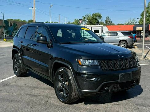 Used 2018 Jeep Grand Cherokee Laredo AWD/4WD image 2