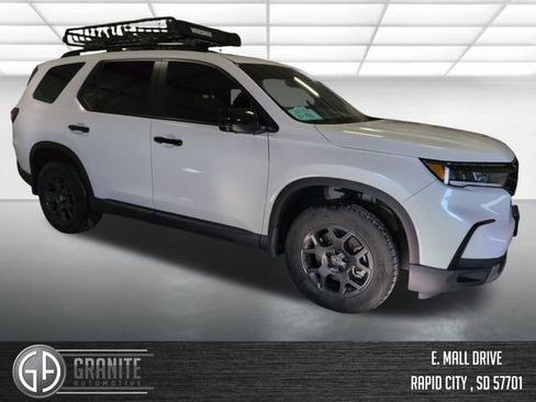 Used 2025 Honda Pilot TrailSport image 7