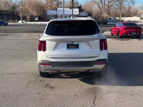 Certified 2025 Kia Sorento EX w/ EX Panoramic Sunroof Package image 6