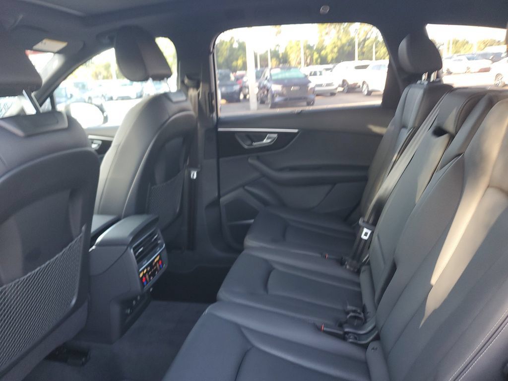 Certified 2025 Audi Q7 3.0T Premium Plus w/ Premium Plus Package AWD/4WD image 17