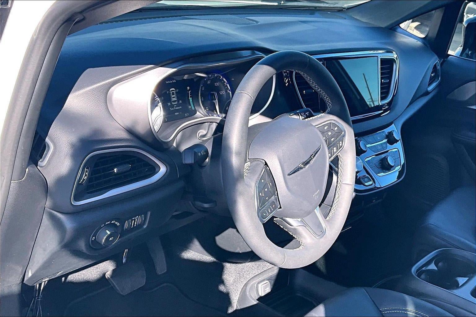 Used 2026 Chrysler Pacifica Select FWD image 14