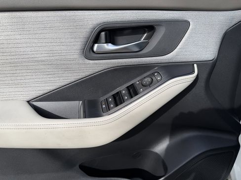 Used 2023 Nissan Rogue SV image 17