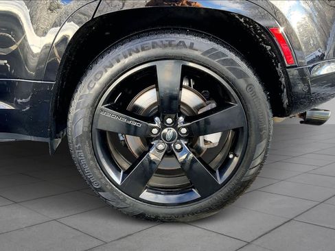 Used 2024 Land Rover Defender 110 X-Dynamic SE image 9