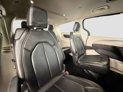 Used 2023 Chrysler Pacifica Touring-L FWD image 29