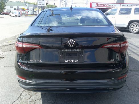 Used 2024 Volkswagen Jetta SE FWD image 11