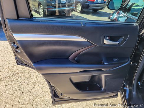 Used 2017 Toyota Highlander XLE w/ Carpet Mat Package image 29