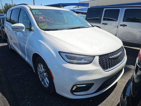 Used 2022 Chrysler Pacifica Touring-L FWD image 2