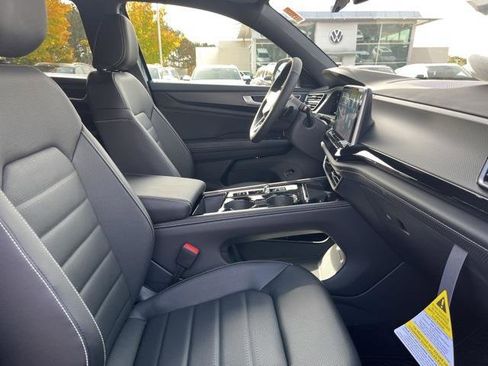 Certified 2025 Volkswagen Atlas Cross Sport SEL R-Line image 22