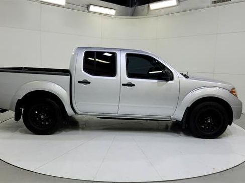 Used 2014 Nissan Frontier SV RWD image 9