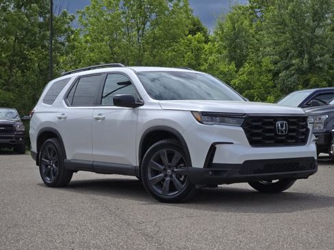 Used 2025 Honda Pilot Sport image 2