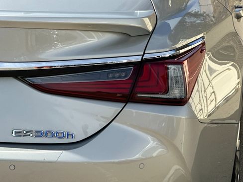 Used 2019 Lexus ES 300h w/ Accessory Package 2 image 33