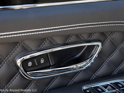 Used 2023 Bentley Bentayga Plug-In Hybrid AWD/4WD image 20